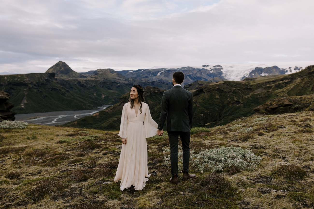 A couple hiking a ridge above the valley of Þórsmörk. 