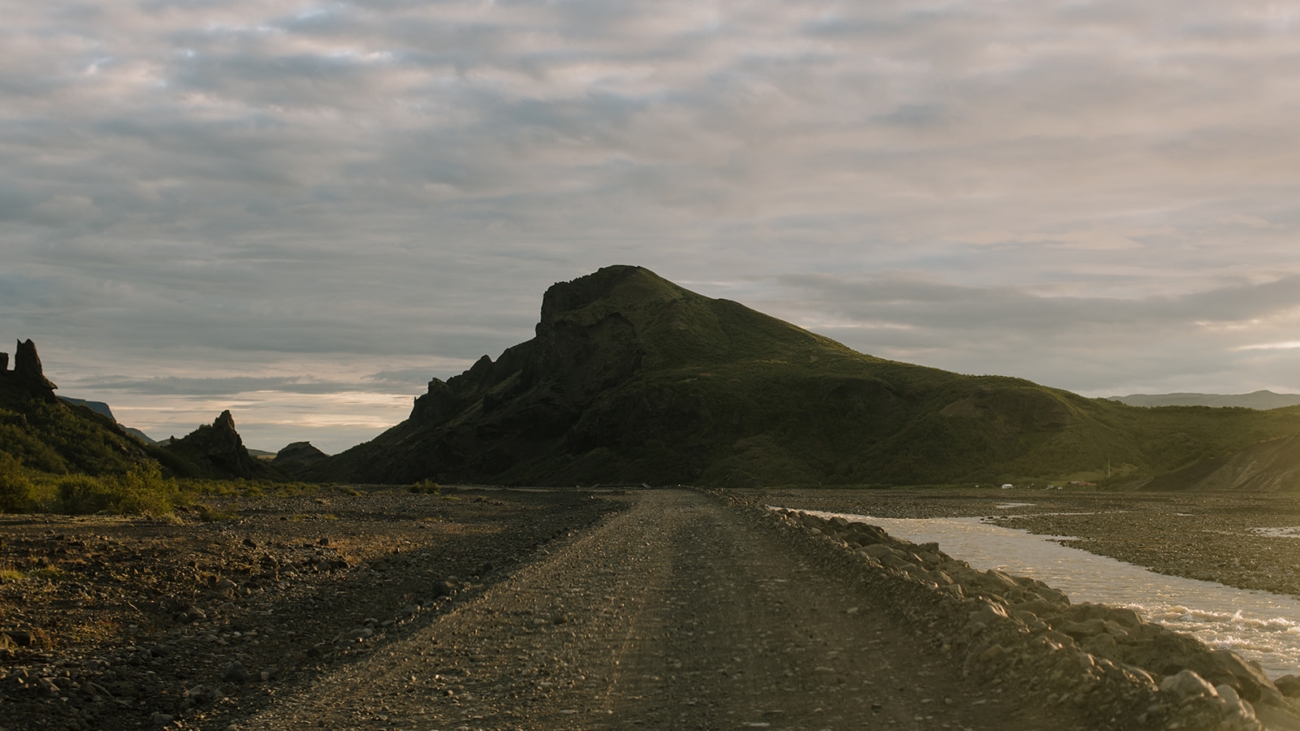 The gravel roads of the Icelandic highlands offer many bumps but also beautiful views. 